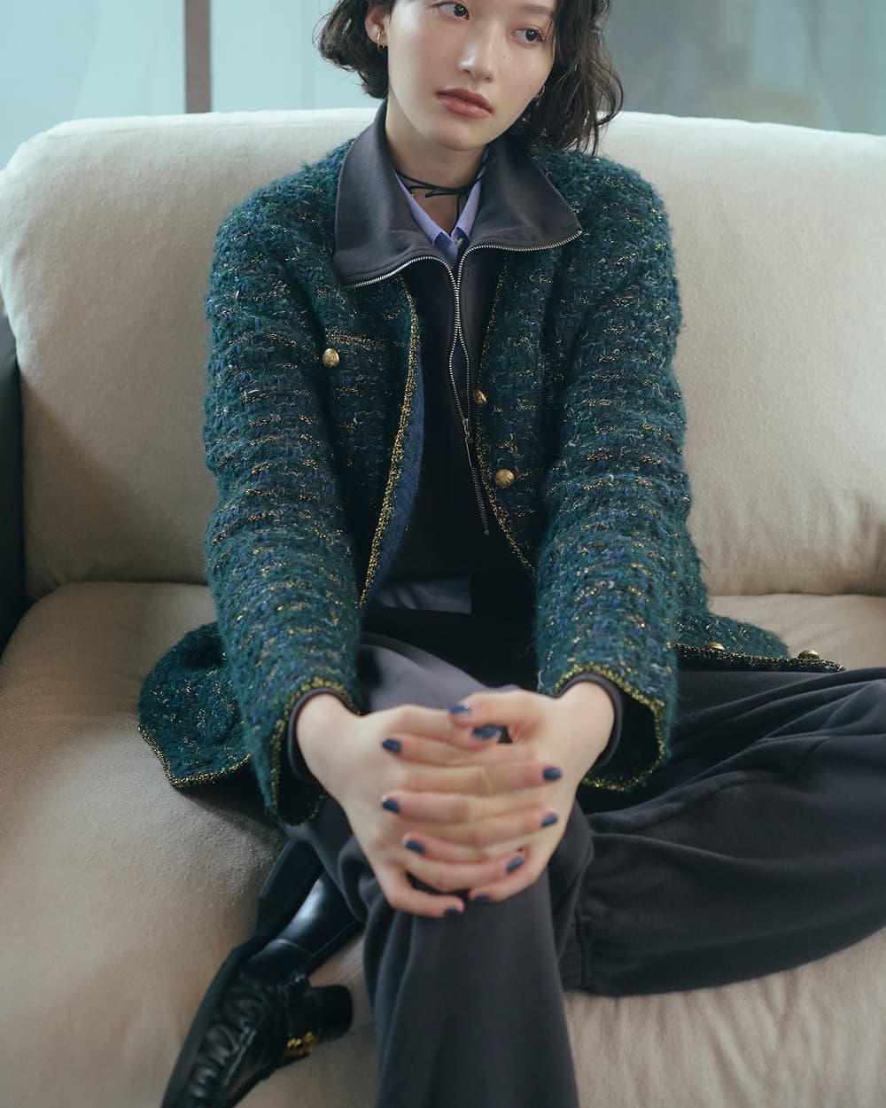 華やかさと着心地のよさを兼備。ツイード調のニットジャケット