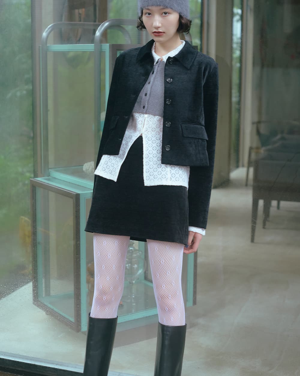 涼しい季節に大活躍!コンパクトなブラックジャケット