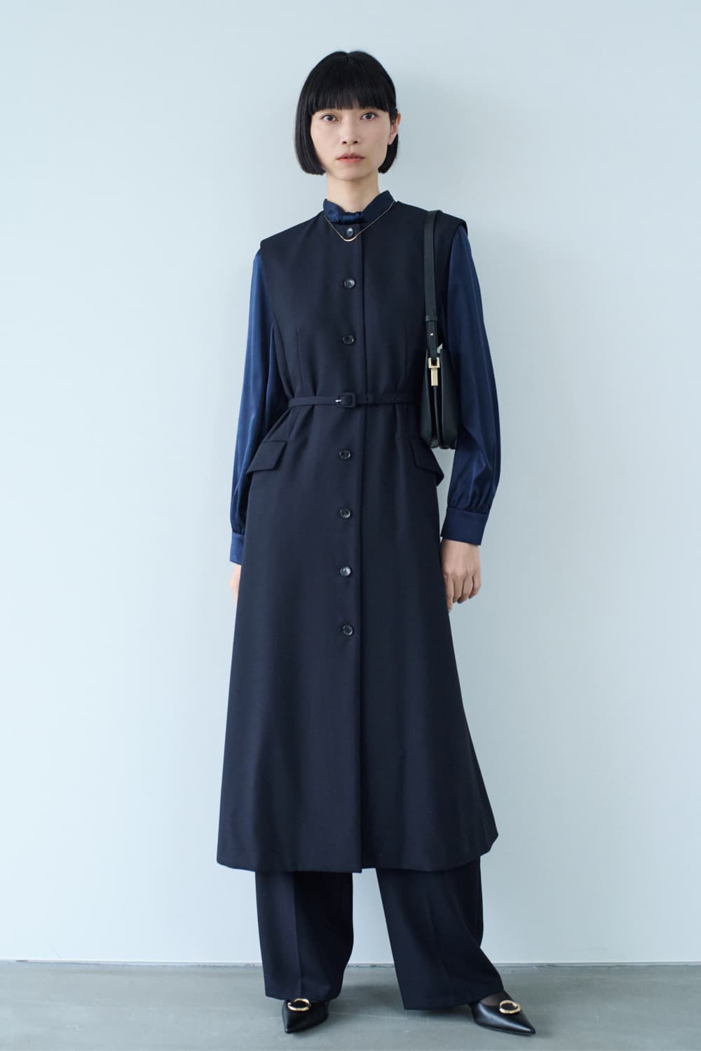 凛としたネイビーを基調にジレ風ワンピースで作る最旬ルック