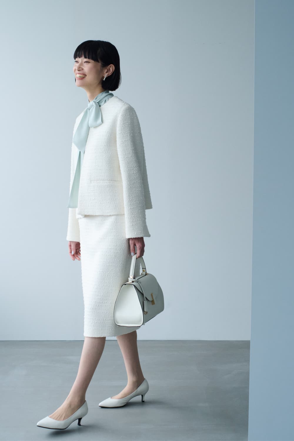 ツイードをフレッシュに導く清らかで潔いホワイトスーツ