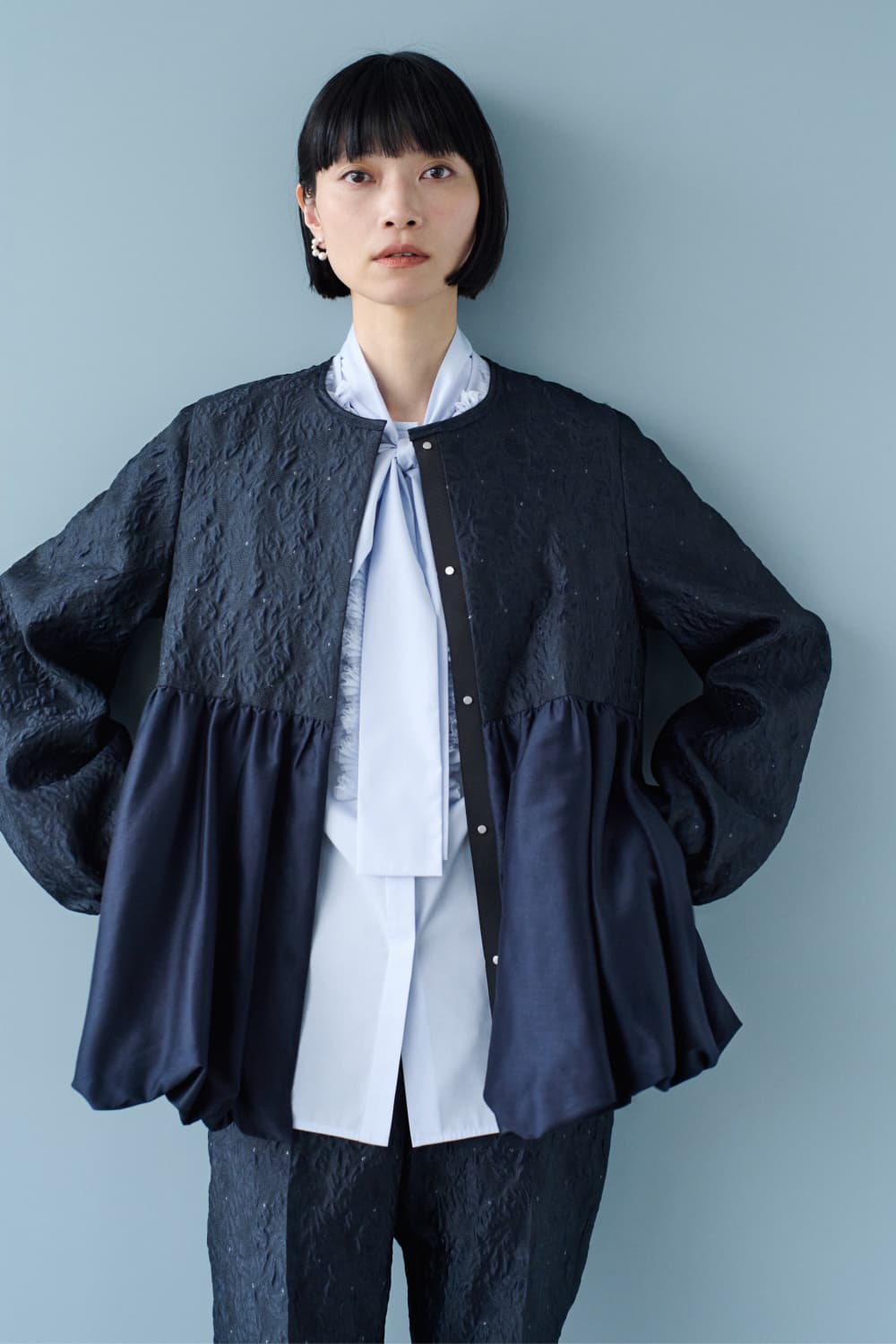 看板前でも着映える!デザインコンシャスな薄軽羽織り