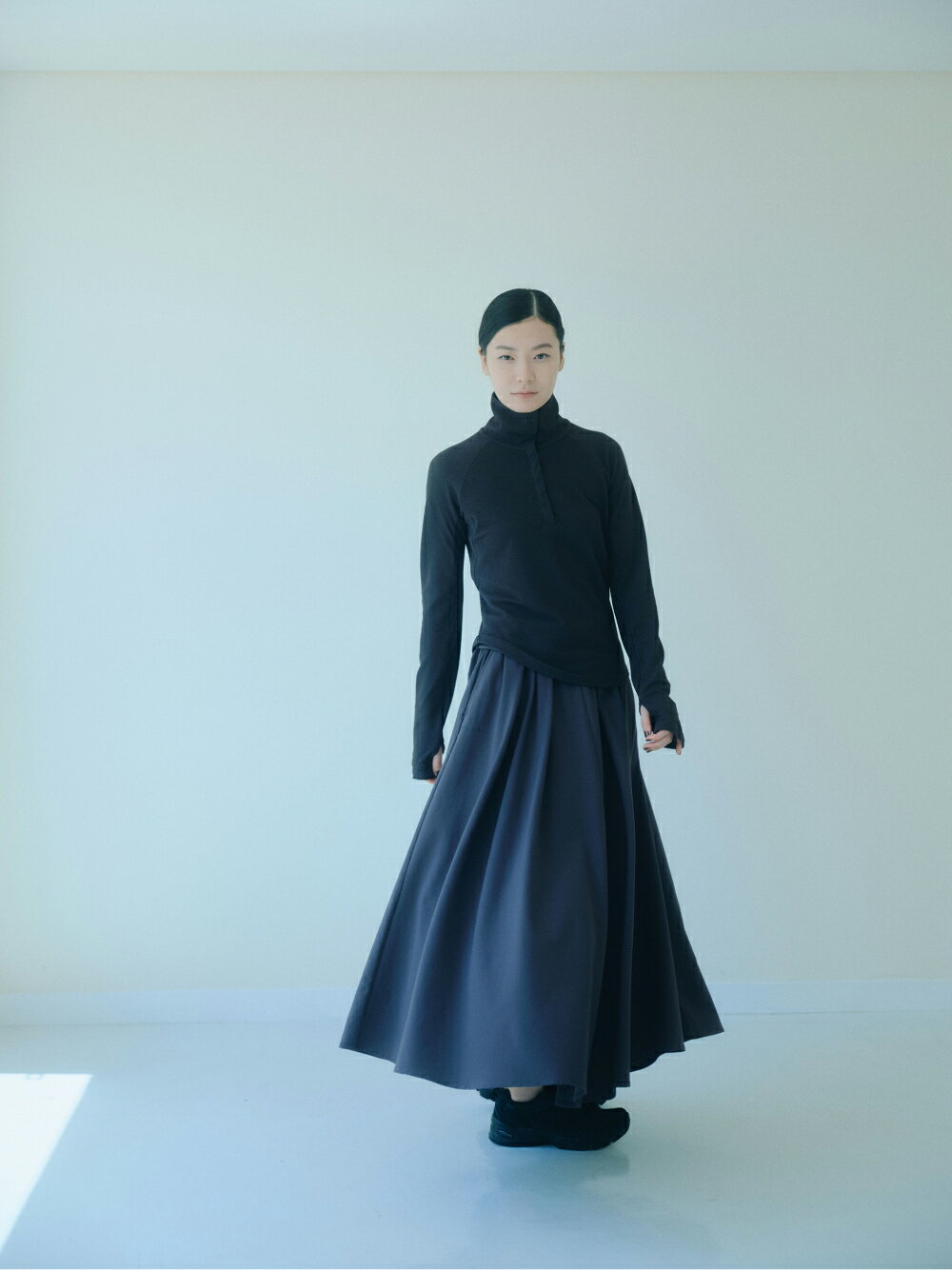 テクニカル素材で軽やかに 定番のオールブラックを更新