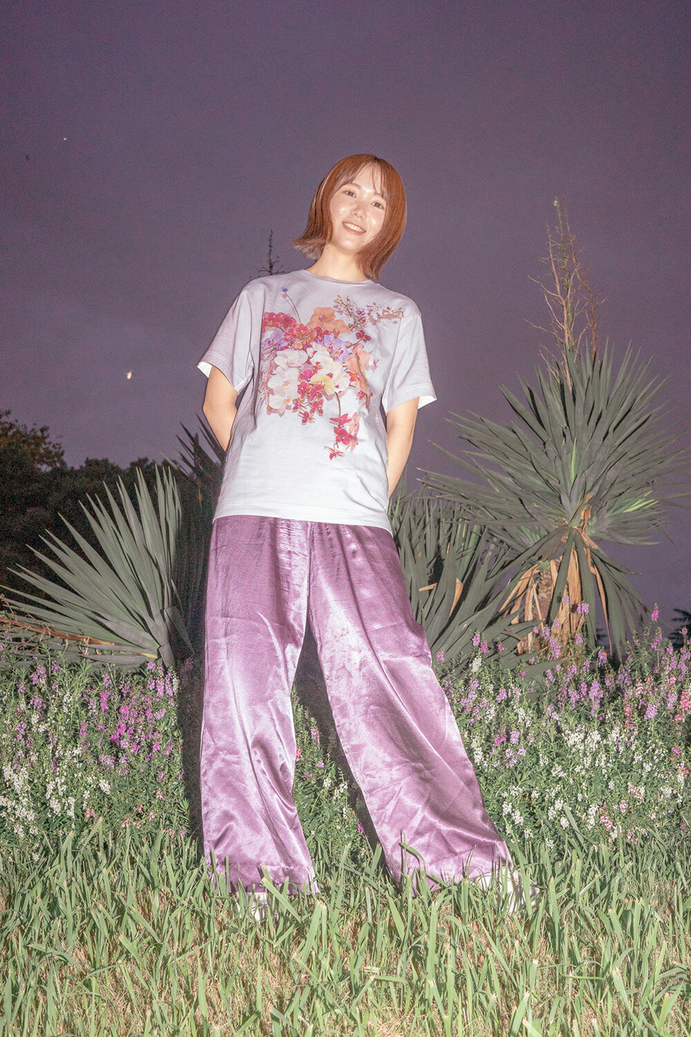 夜の公園で花柄Tシャツを着たモデル 2