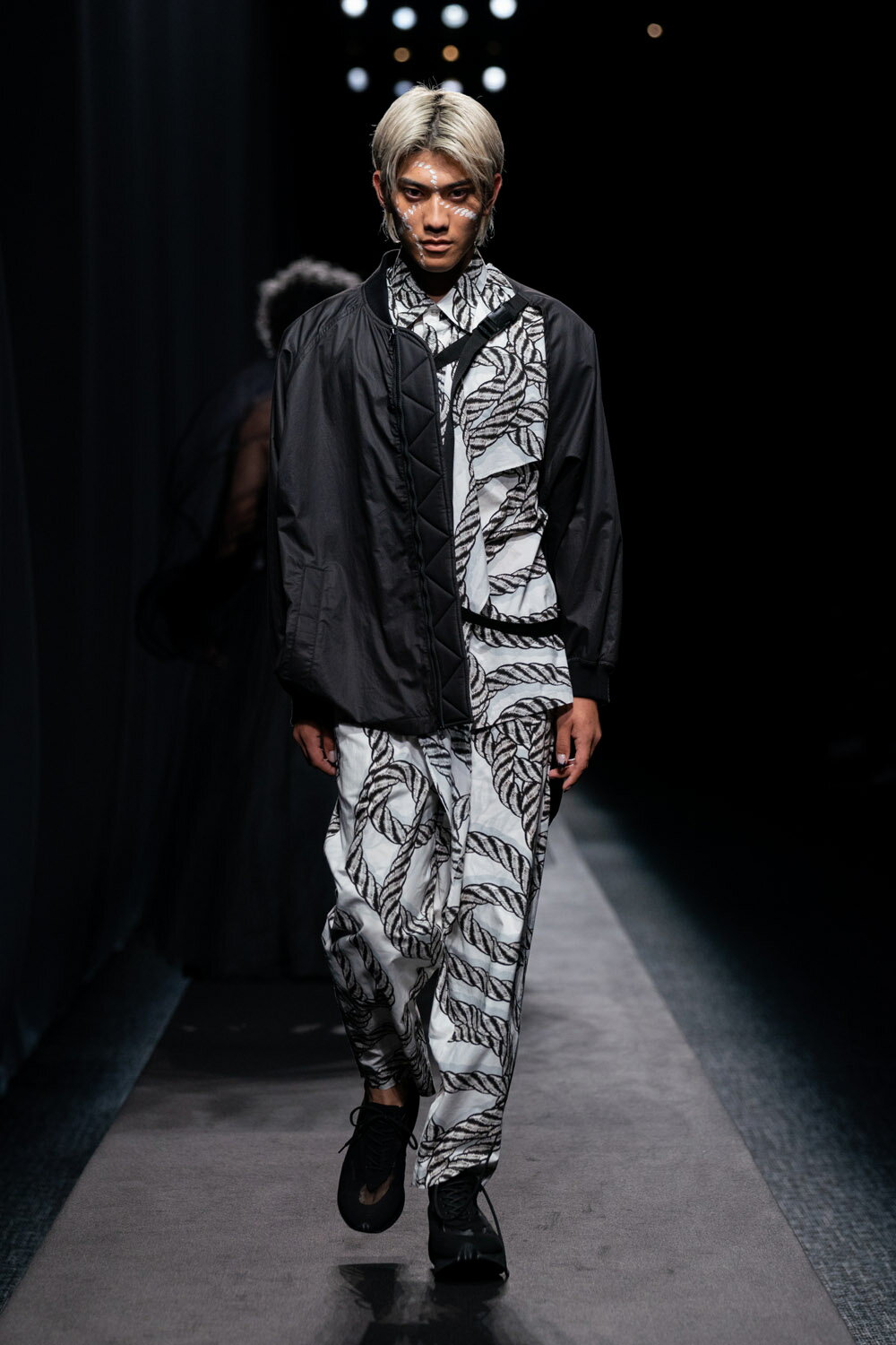 幻想的でダイナミックに“人魂”を表現 ランウェイルックを公開