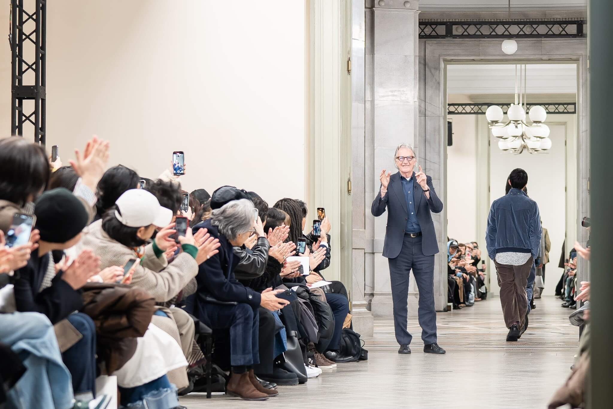 グランドフィナーレで観客に挨拶をするSir Paul Smith