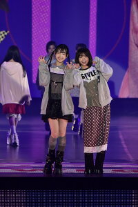 稲光亜依（右）
