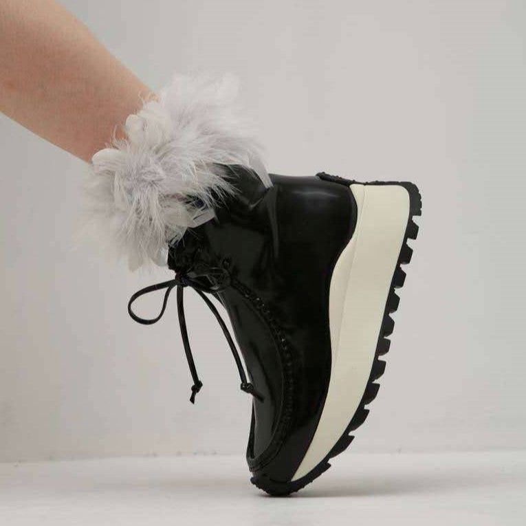 クラシカルなワラビー型にスニーカーソールを合わせ、更なる履き心地の良さを実現した一足。  ガラス調のマットな光沢感ある素材と同素材のひもで一体感を出すことでよりシックな印象に。  ソールのボリューム感とすっきりした足首周りのバランス感がちょうど良い。内側はジップ付きで脱ぎ履きも楽にしていただけます。  カジュアルから綺麗めまで幅広いスタイリングに合う、トレンドに左右されず長年愛用できる万能シューズです。