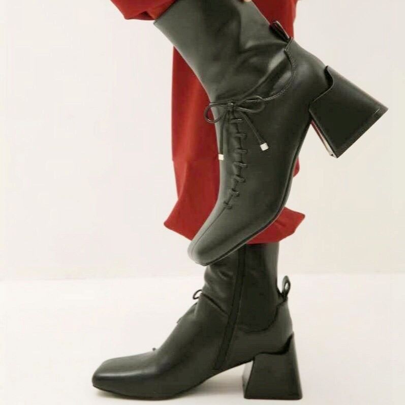 クラシカルな雰囲気と独特なカットのチャンキーヒールでモダンな印象に仕上げた一足。  アシンメトリーなスクエアトゥと斜めになっているレースアップがポイントとなり、そしてちらっと見えるリボンの先のメタル感がとても愛らしい。  レトロな要素がぎゅうっと詰まったテクニックを感じさせる、他と差をつけられる特別なブーツです。