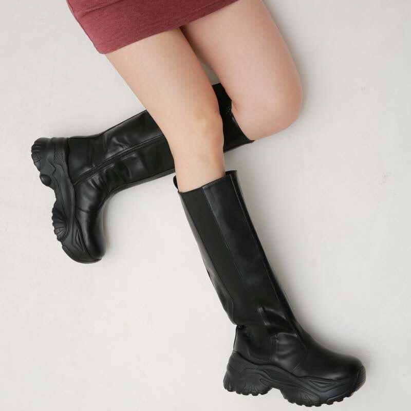 今シーズンにマストに取り入れたい旬顔ロングブーツ。  外側サイドゴアのライン使いもデザインのポイントになっていて、スタイリッシュな印象を与えてくれます。内側はファスナー付き仕様になっており、とても着脱しやすいです。  6cmの高さもあるスニーカーソールで抜群な安定感を体感させてくれるだけでなく、スタイルアップ効果も十分期待できます。  ショート丈のパンツやワンピースなどとも好相性で、コーディネートの幅を広げてくれる魅力的なアイテムです。