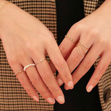 【va vendome aoyama】ゴールドトーンの煌めくジュエリーが手元に華やかさをプラスする。