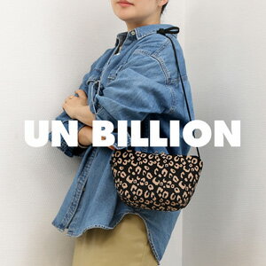 小ぶりなサイズがアクセントになるレオパ柄バッグ