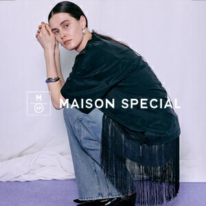 ルーズなシルエットのビッグTシャツに、フリンジキャミソールをレイヤードしたセットアイテム