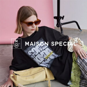 フォトとタイポグラフィが重なり合うデザインはスタイルに奥行きを生み出し、1枚でモードな存在感を放つ