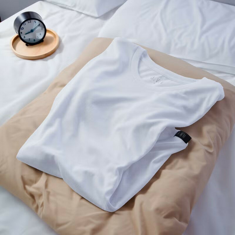 a.v.v 半袖Tシャツ