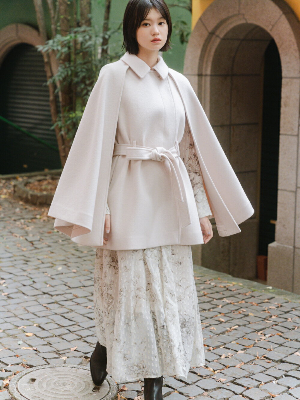〈LILY BROWN〉のケープ付きコートの画像