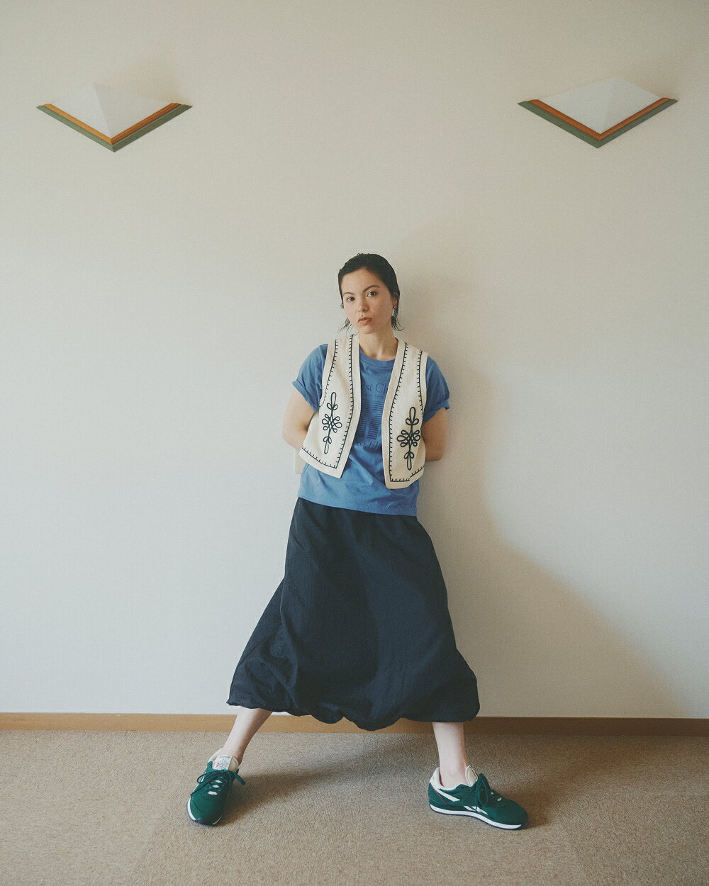 定番の「ナンバリングTシャツ」は意外性のあるレイヤードで遊ぶ