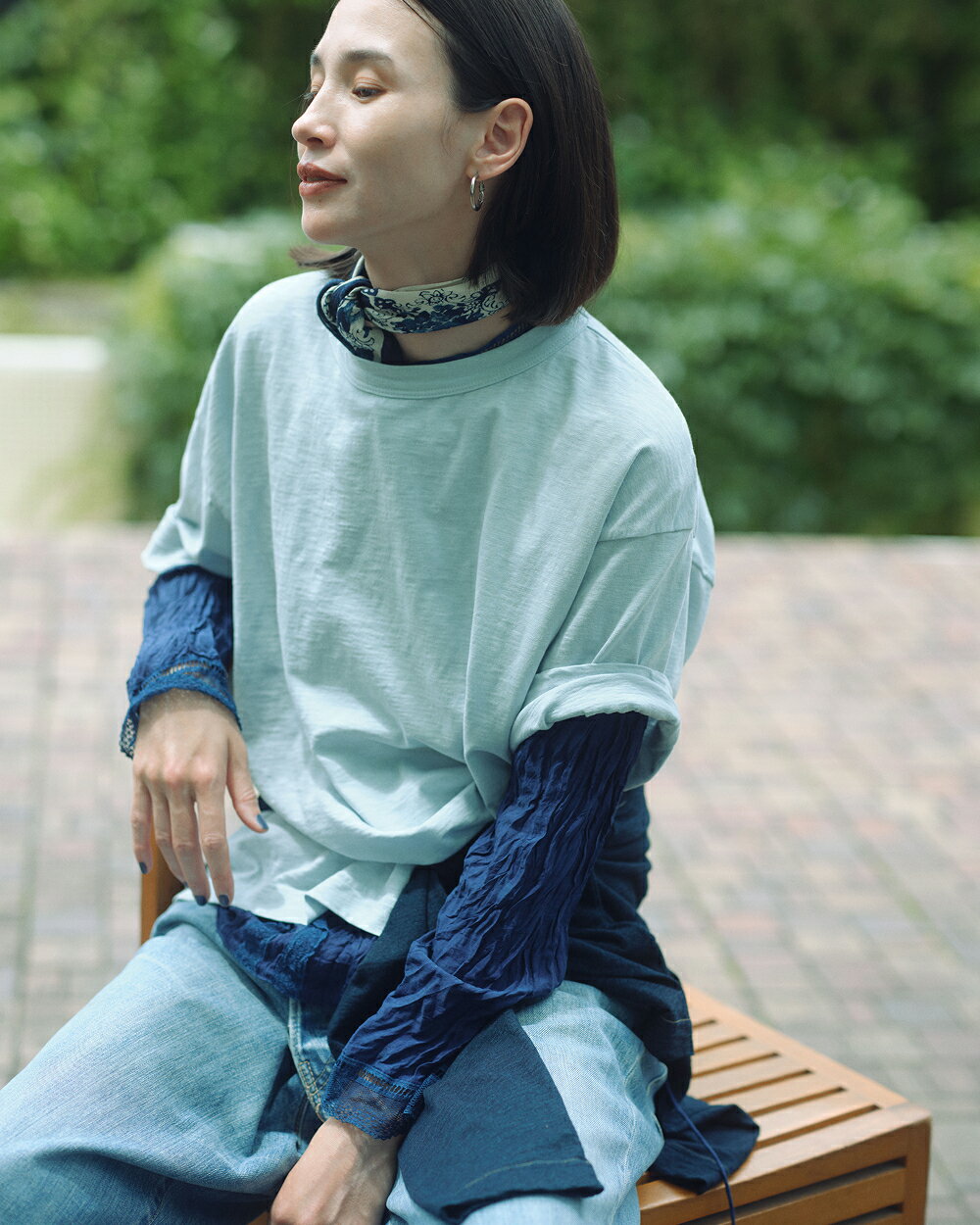 深い藍色のブラウスに、瑞々しい浅葱色のTシャツ。