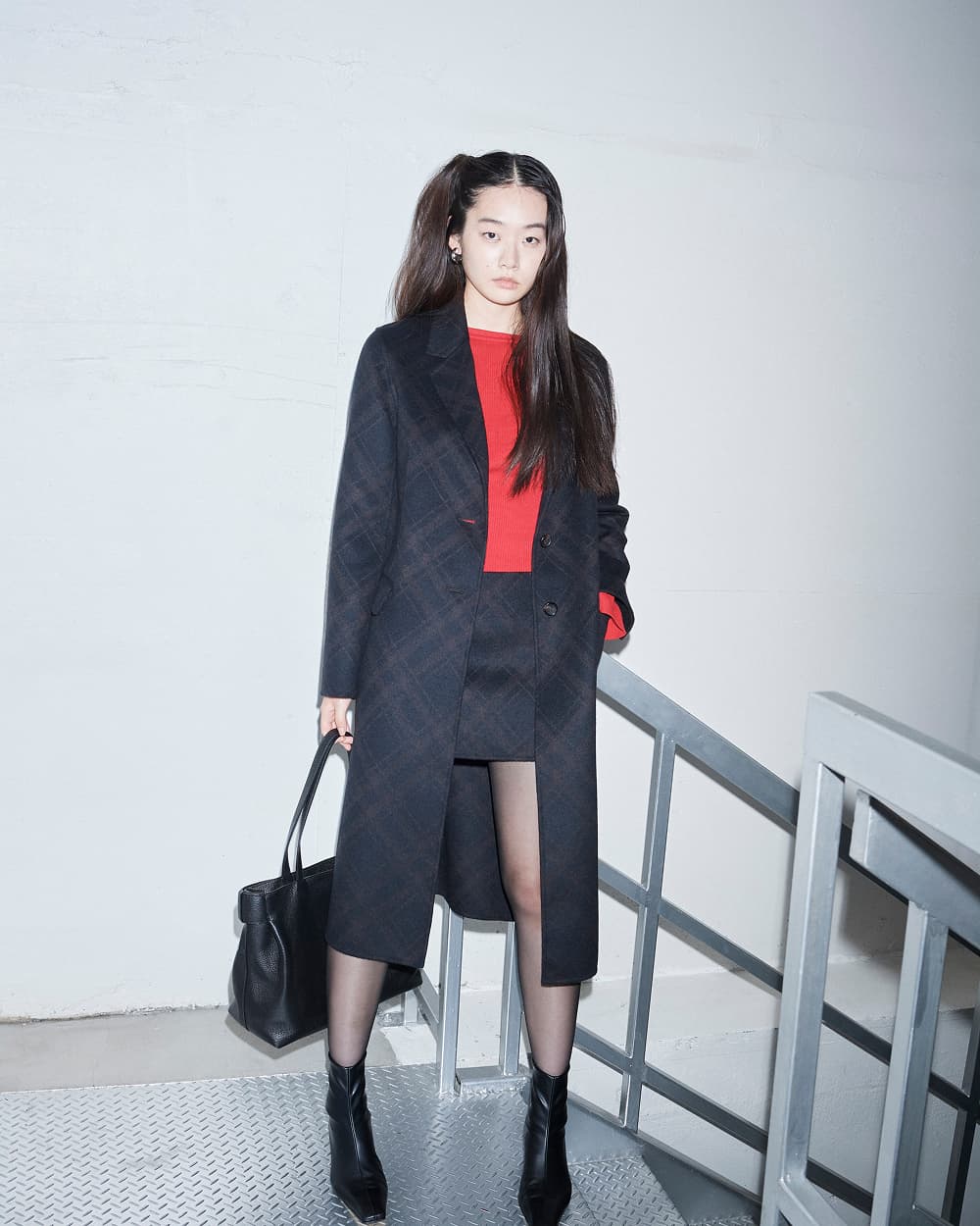 意外性のある組み合わせが新しい チェスターコート×ミニスカート