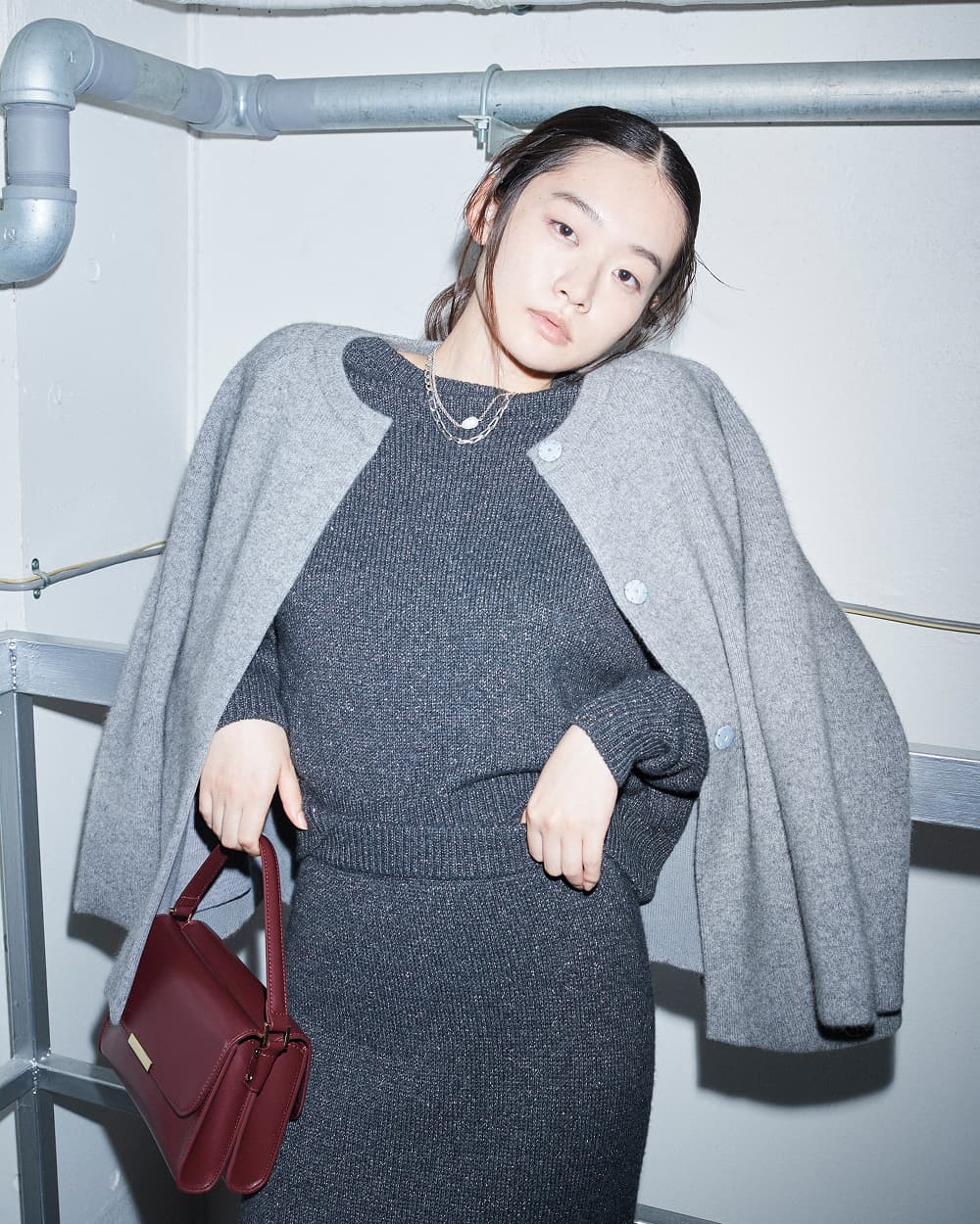 美シルエットと光沢感が魅力。 エレガントなニットアップ