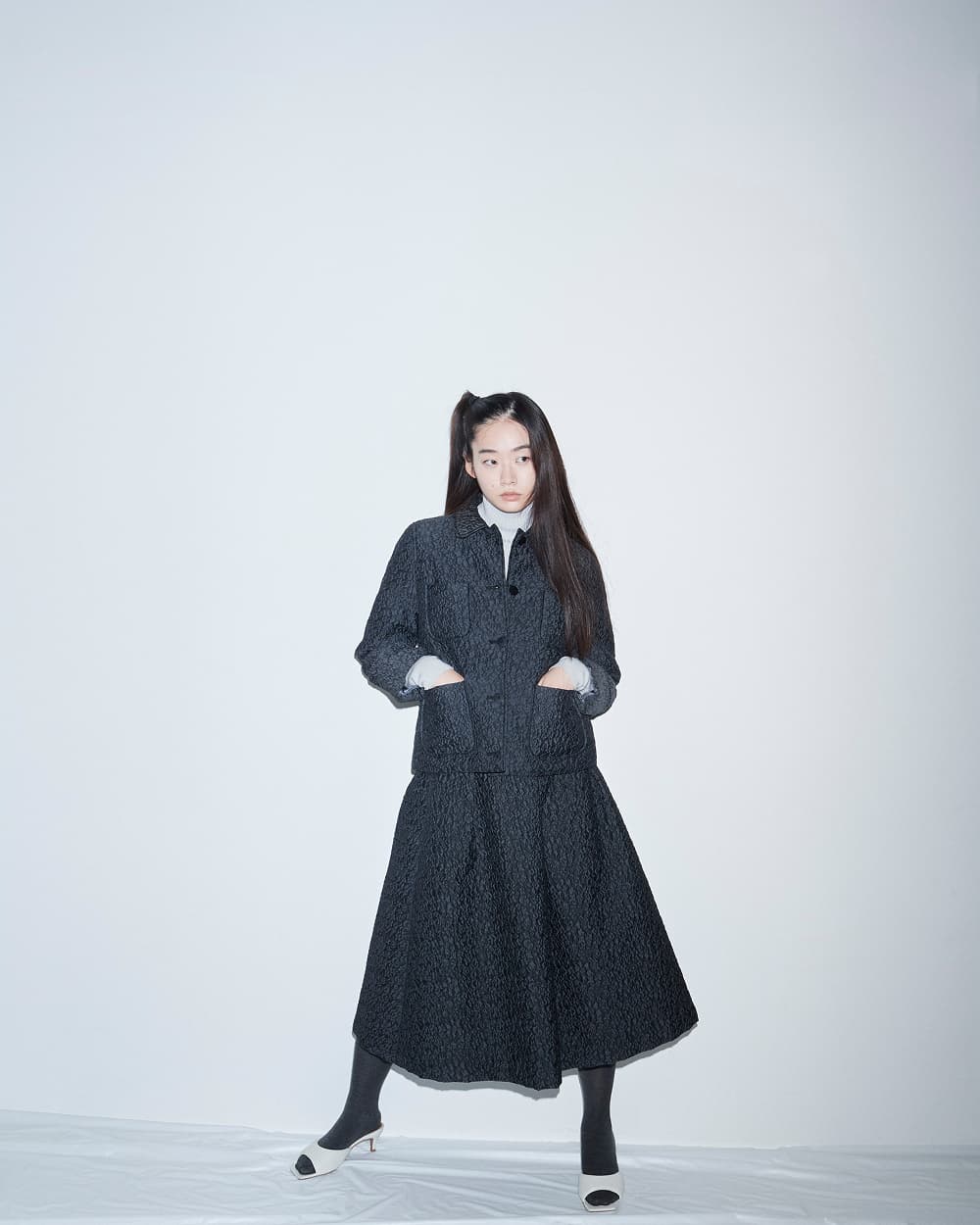 シンプルな着こなしで主張する ロマンティックな黒