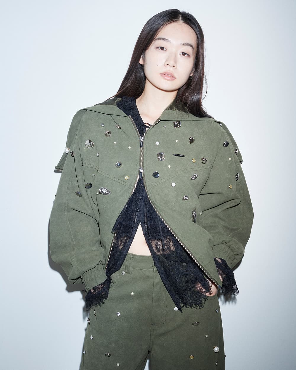 カジュアルなフーディに きらめくアクセントを添えて