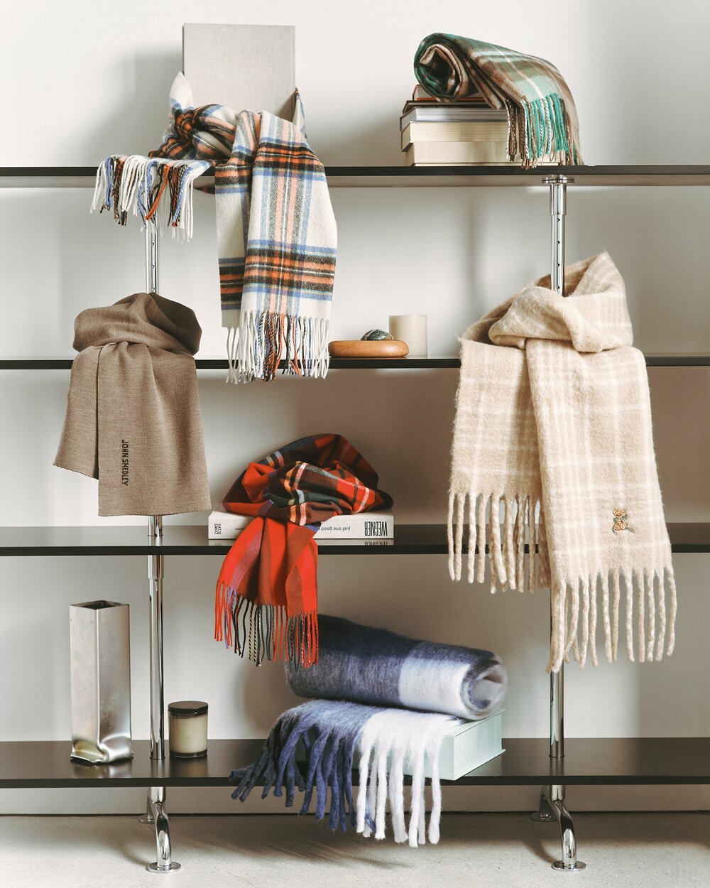 チェック柄やカシミヤ素材も続々。個性あふれるストール、どれを選ぶ？