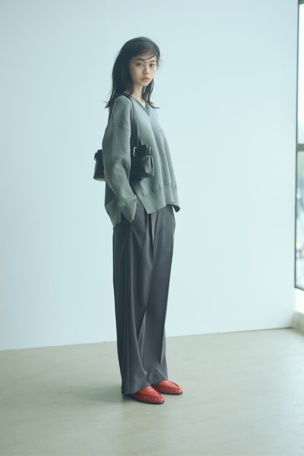 トレンドカラーの差し色が映える洗練されたベーシックスタイル