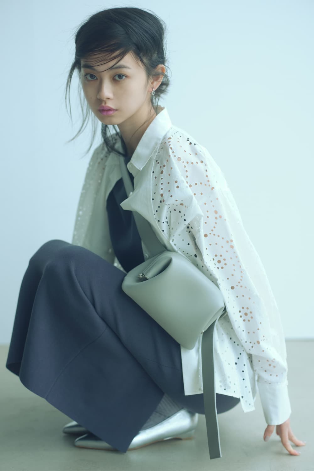 人気のセットアップもグレーが狙い目。異素材でメリハリをつけた無彩色コーデ