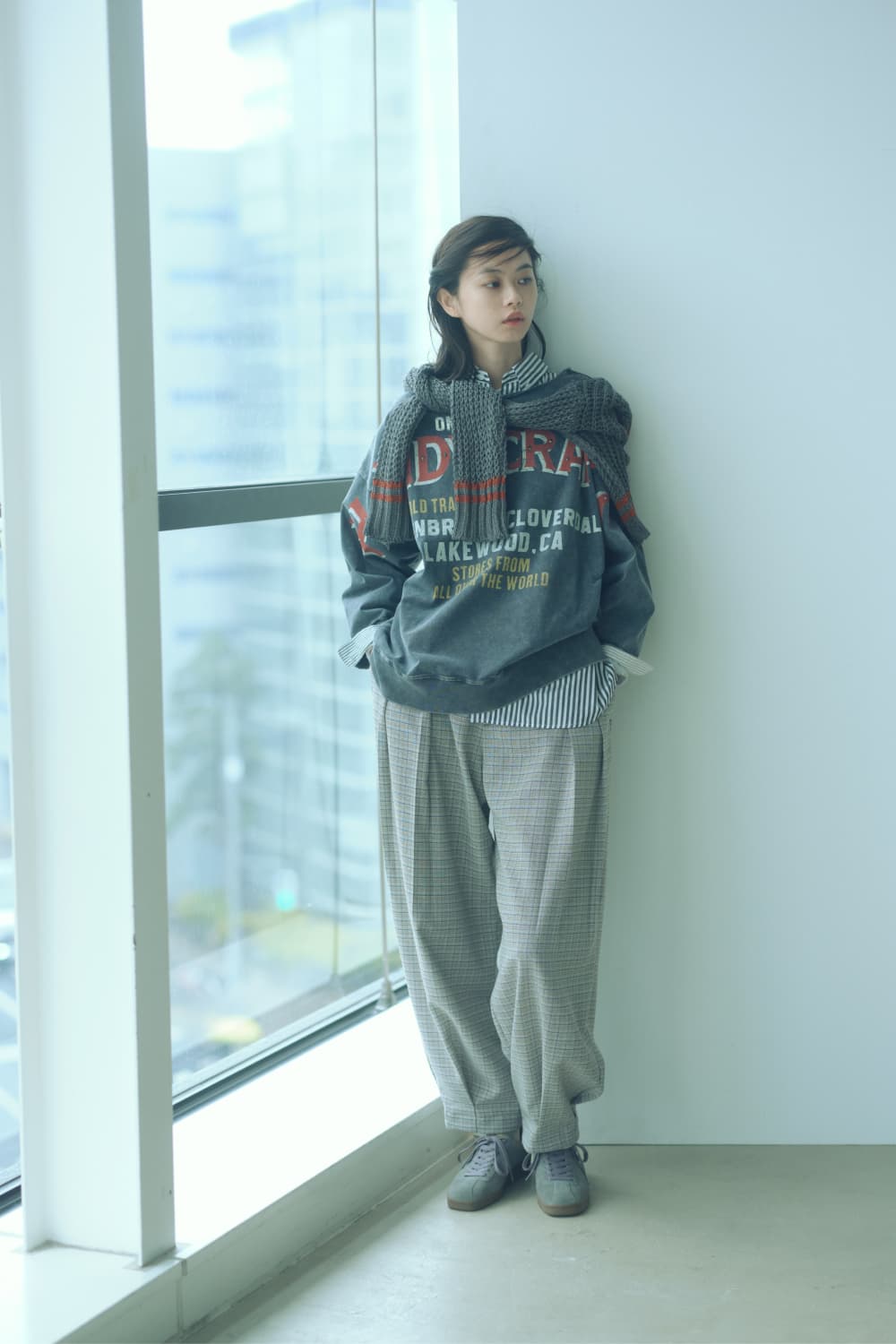 この春トライしたい全身グレーはグラフィカルな重ね着で遊ぶ