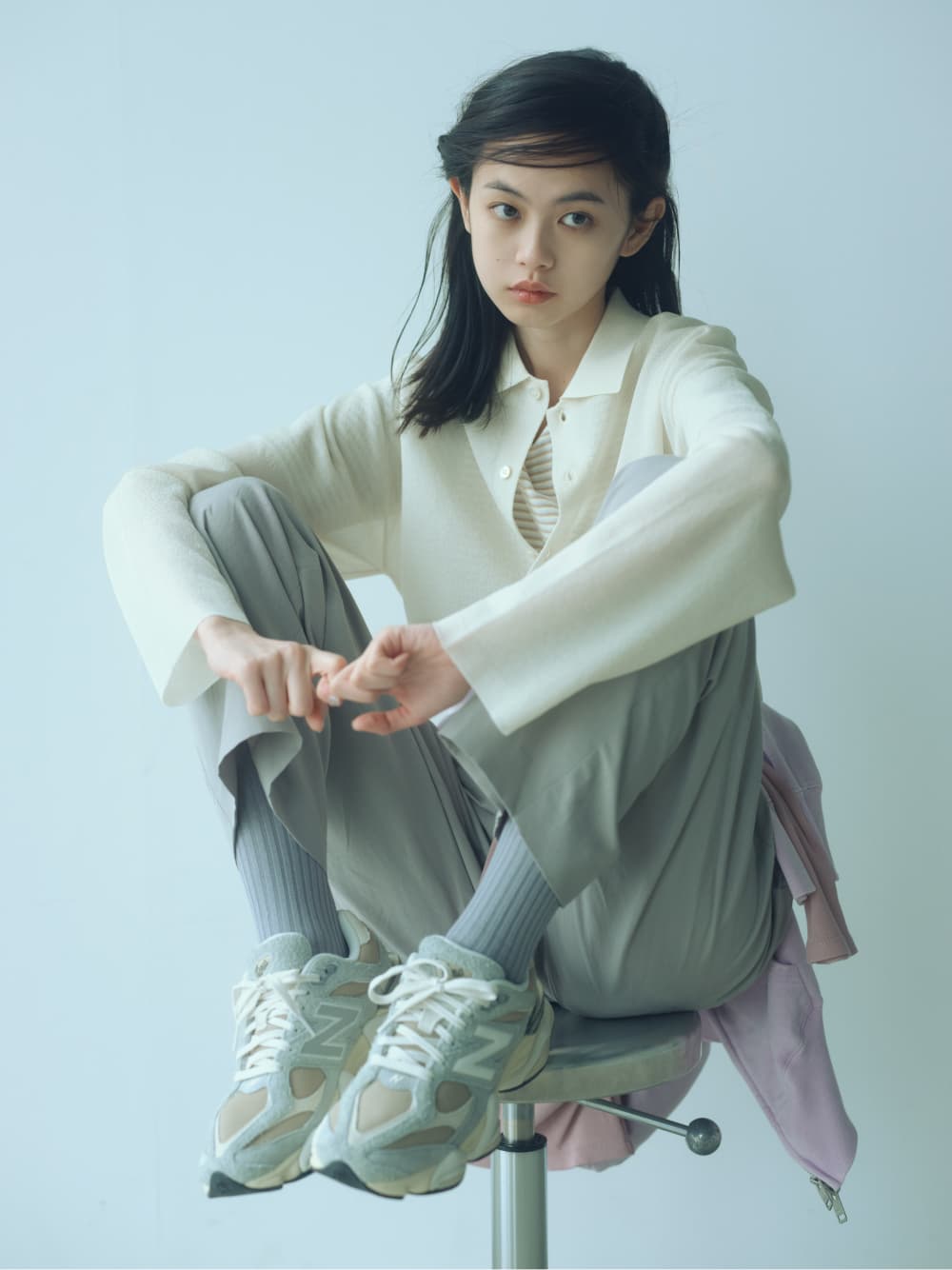 グレイッシュなアイテムを淡いカラーパレットになじませて