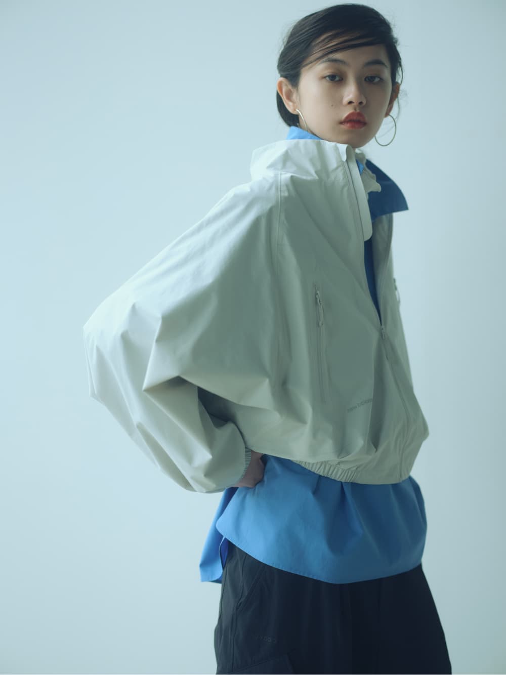 軽快なナイロンジャケットで叶えるスポーツミックスなレイヤード