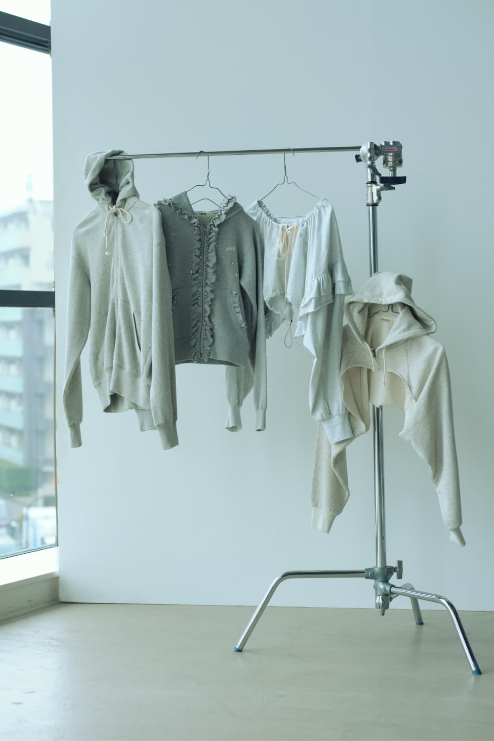 スタンダードと変化球、どちらが好み？着る人の個性を引き出すグレーパーカー