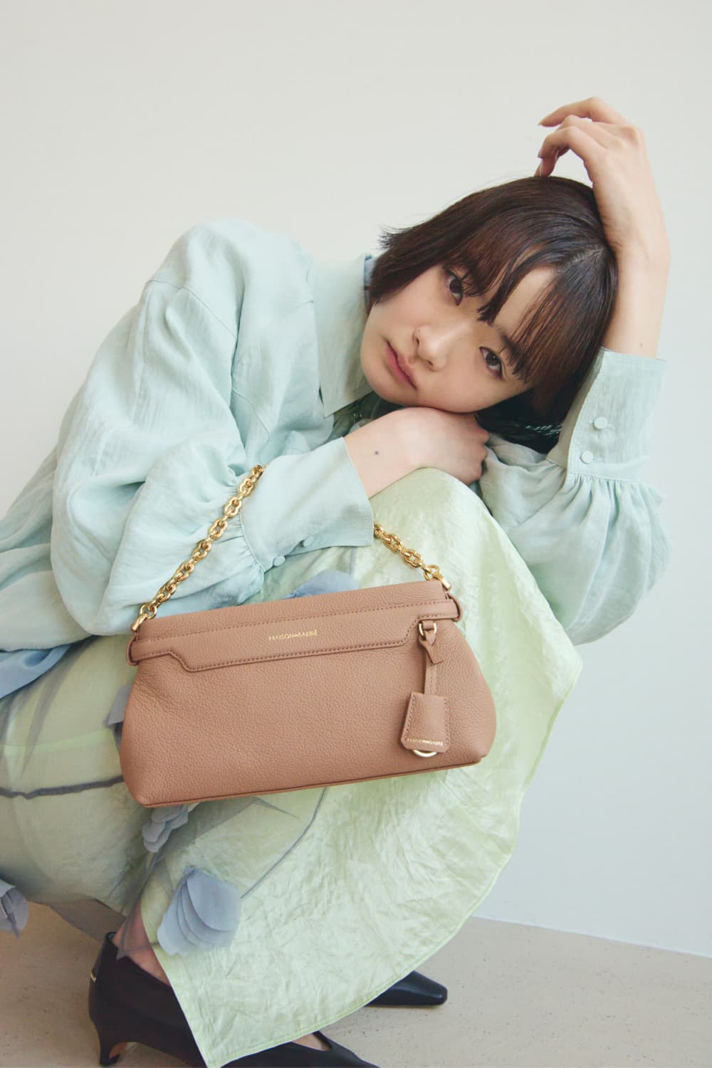 きらめくチェーンに遊び心を添えた「パレス・ソワレ」