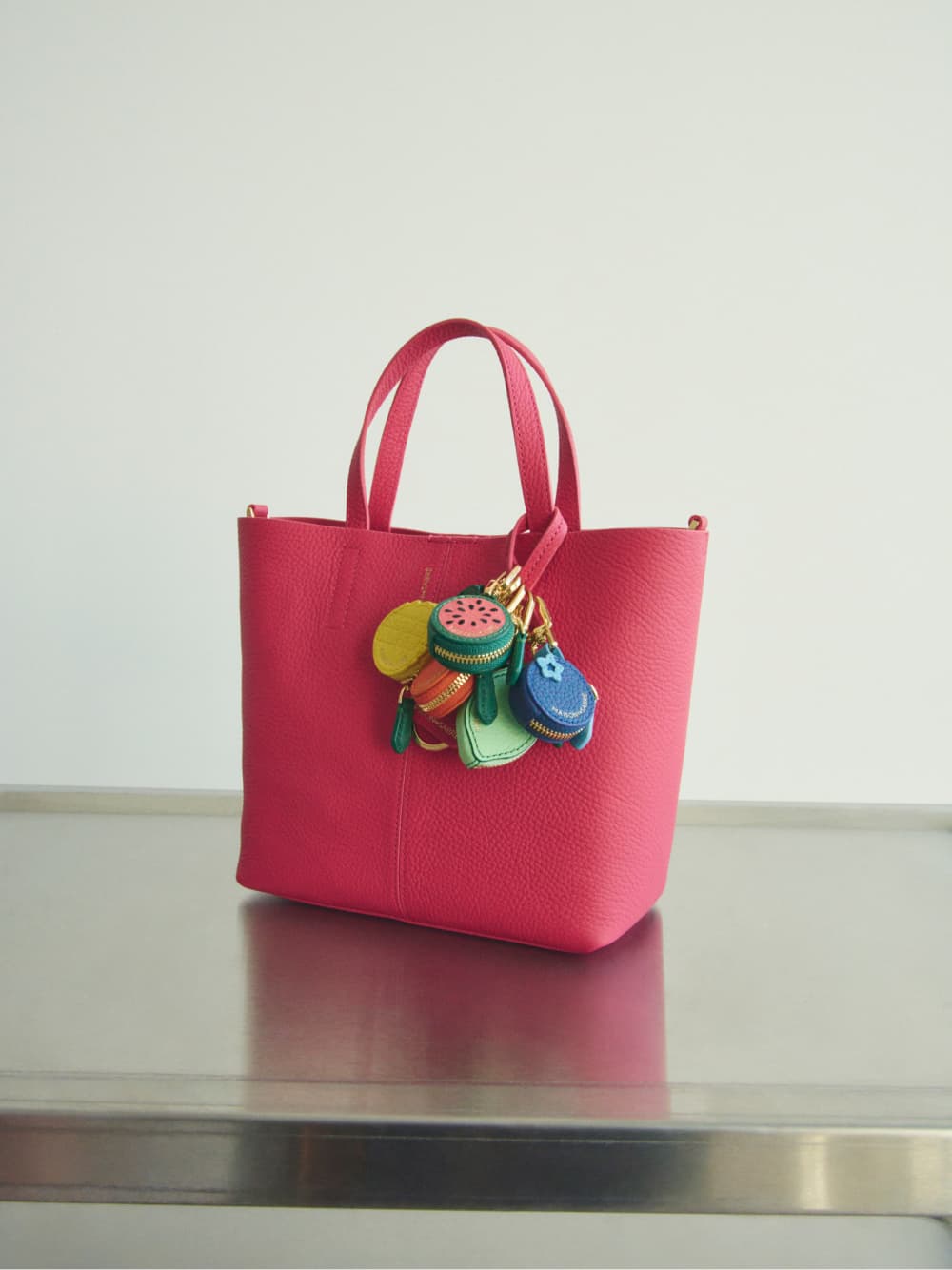 愛しのチャームでポップに飾る「スモールソフトトート」