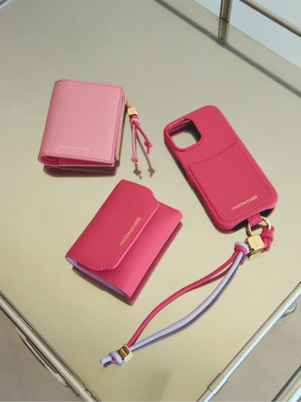 華やかな色合わせが楽しめる人気のスモールレザーグッズ