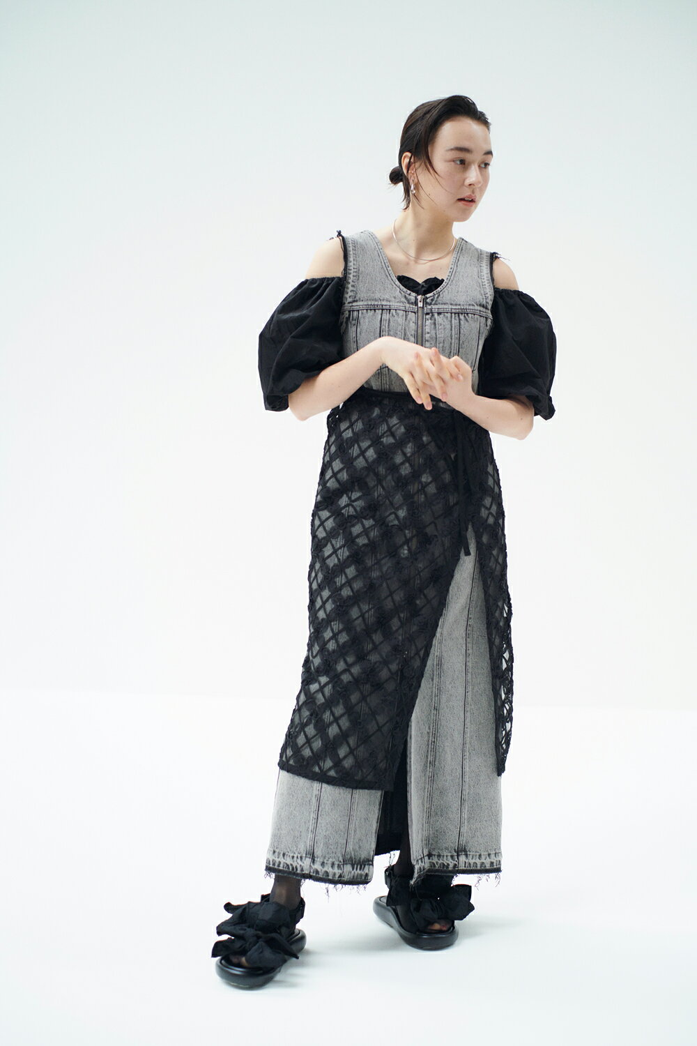 デニム×多彩な黒 重ね技が光るドレスアップ